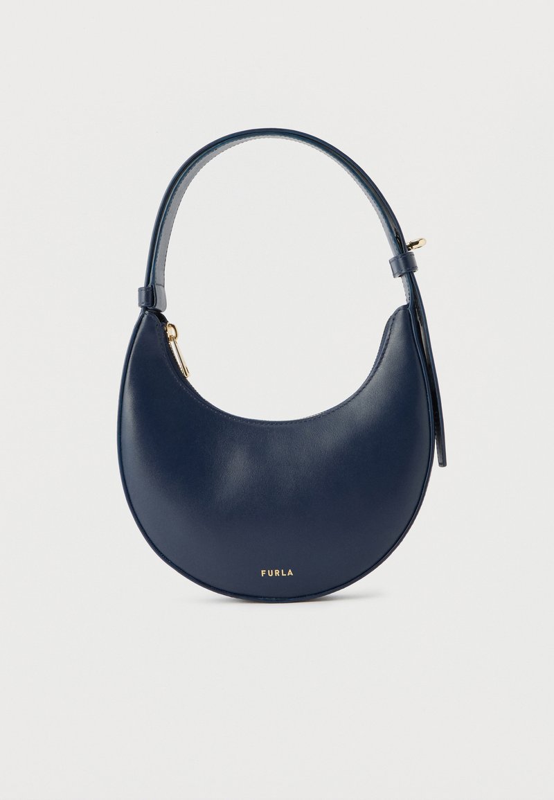 Λείο δερμάτινο τσάντα σε σχήμα φεγγαριού σε ναυτικό μπλε, με έναν ιμάντα και χρυσλό φερμουάρ, με μικρό χρυσό λογότυπο "FURLA" στο μπροστινό μέρος.