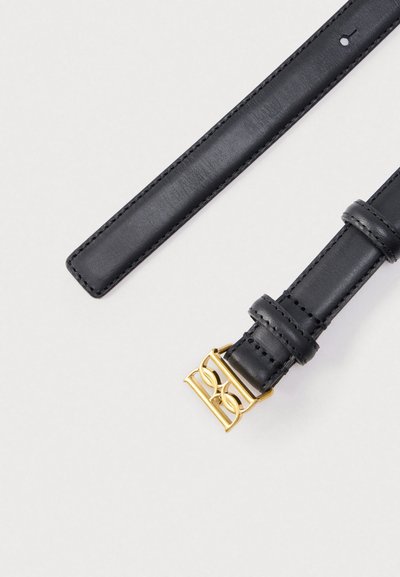 Μαύρη δερμάτινη ζώνη με κομψό σχέδιο, με αγκράφα σε χρυσή απόχρωση που παρουσιάζει περίπλοκο μοτίβο και εμφανείς ραφές.