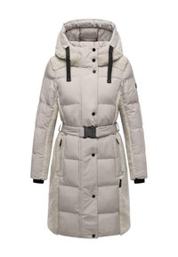 Gewatteerde beige jas met een getextureerde fleece capuchon en zijpanelen, verstelbare riem en zwarte accenten op de knopen en manchetten.