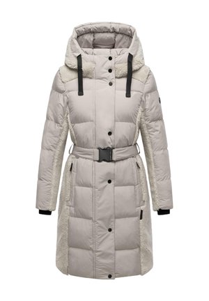 Polstret beige frakke med en struktureret fleece-hood og sidepaneler, justerbart bælte og sorte accenter på knapper og manchetter.