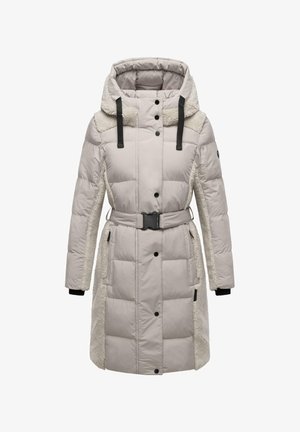 Polstret beige frakke med en struktureret fleece-hood og sidepaneler, justerbart bælte og sorte accenter på knapper og manchetter.