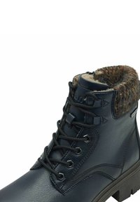 Schwarze Leder-Stiefelette mit Kunstfellbesatz, Schnürdesign, metallischen Ösen, robuster Sohle und strukturiertem Oberflächendetail.