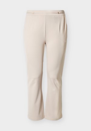 Smėlio spalvos moteriškos tiesios kojų kelnės su subtiliomis klostėmis ir plonais dekoratyviniais auksiniais užsegimais ant juosmens, pateiktos baltame fone.