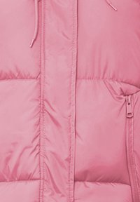 Rosa pufferjakke med en lynlås-lomme, kviltet design og snor ved halsen. Glat, blank overflade hele vejen igennem.