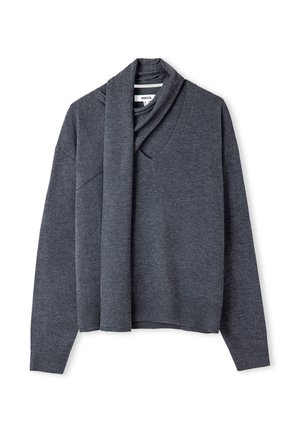 Grijze sweater met een v-hals, wijde mouwen en een ingenaaide sjaal. Gemaakt van zacht materiaal met een ribbenboord en details op de schouders.