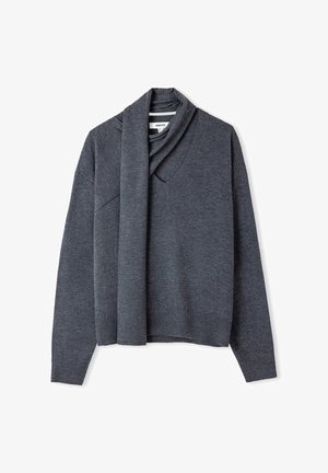 Šedý svetr s výstřihem do V, širokými rukávy a připevněným šálkem. Vyrobeno z jemného materiálu s žebrovaným lemem a detaily na ramenou.