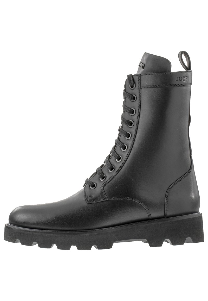 Las botas de combate de cuero negro cuentan con una suela robusta y texturizada, ojales reforzados y una cinta en el talón para facilitar su uso.