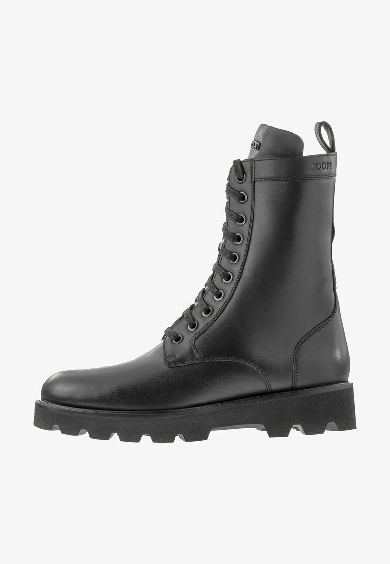 Las botas de combate de cuero negro cuentan con una suela robusta y texturizada, ojales reforzados y una cinta en el talón para facilitar su uso.