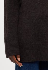 Vero Moda Petite VMIRIS HIGHNECK - Džemperis - chocolate torte melange