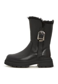 Botas de cuero negro hasta el tobillo con suela gruesa, con un acento de hebilla plateada y un forro suave y peludo en la parte superior. Superficie texturizada.