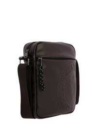 Bolsa mensajera de cuero sintético marrón con superficie texturizada, logo en relieve, bolsillo con cremallera en la parte frontal y correa de hombro de textil ajustable.