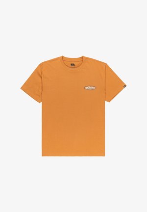 Camiseta de manga corta naranja con cuello redondo, con un pequeño logo de Quiksilver en el lado izquierdo del pecho y una pequeña etiqueta negra en la manga izquierda.