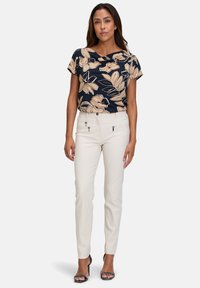 Betty Barclay MIT WASSERFALLAUSSCHNITT - Print T-shirt - dark blue beige