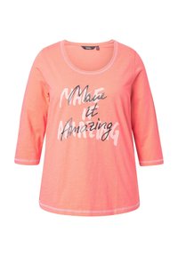 Rosa T-Shirt mit drei Viertelärmeln aus weichem Stoff. Mit dem Aufdruck "Make it Amazing" in Schwarz und Weiß. Rundhalsausschnitt und genähte Säume.