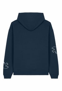 Felpa con cappuccio di colore blu navy, con maniche lunghe, caratterizzata da design a contorno bianco sui polsini. Materiale morbido, in misto cotone dalla texture piacevole.