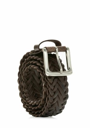 Splątany ciemnobrązowy skórzany pasek z prostokątną srebrną metalową klamrą, zwinięty na białym tle.