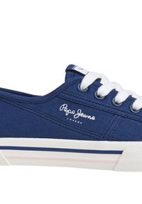 Modre platnene superge z belimi vezalkami, okroglo konico, modrim pasom na podplatu in belim logotipom Pepe Jeans ob strani. Gumijast podplat za oprijem.