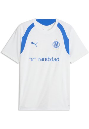Maillot de sport blanc avec accents bleus aux épaules, logo Puma sur la poitrine droite, écusson de l'Olympique de Marseille sur la poitrine gauche et texte du sponsor Randstad au centre devant.