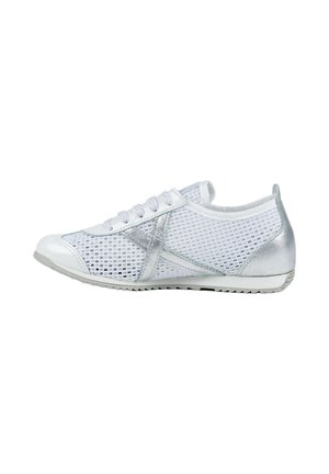 Zapatilla blanca y plateada de corte bajo con laterales de malla, cierre de cordones en la parte delantera y detalle plateado en forma de X en el lateral sobre fondo blanco.