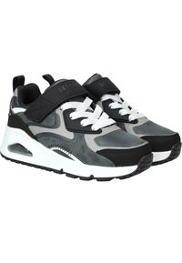 Sneaker nere e grigie con linguetta e caviglia imbottite, dotate di lacci bianchi, una parte superiore testurizzata e una suola intermedia bianca a contrasto con cuscinetto d'aria.