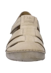 Beżowe, teksturowane skórzane buty slip-on z wycięciem, regulowanym paskiem i wzmocnionymi szwami wzdłuż podeszwy. Płaska podeszwa dla wygody.