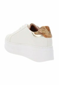 Białe skórzane sneakersy z teksturowanym korkowym wykończeniem na pięcie, złotym akcentem na pięcie i masywną białą gumową podeszwą.