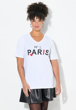 Witte T-shirt met korte mouwen en V-hals, voorzien van zwarte en rode tekst "N° PARIS" en een kleine afbeelding van de Eiffeltoren. Zacht katoen.