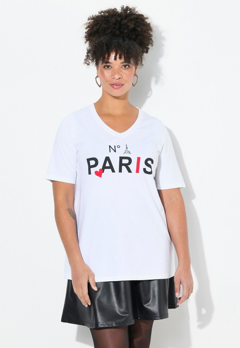 Bílý krátký rukáv T-shirt s výstřihem do V, s černým a červeným nápisem "N° PARIS" a malou grafikou Eiffelovy věže. Měkká bavlněná tkanina.