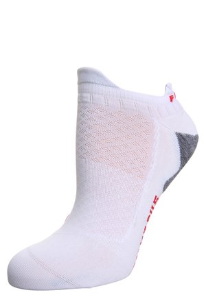 Weiße Sportsocke mit grauen Akzenten, die atmungsaktive Netzbereiche und rote Markenbeschriftung aufweist. Kurzes Knöchel-Design für eine enge Passform.