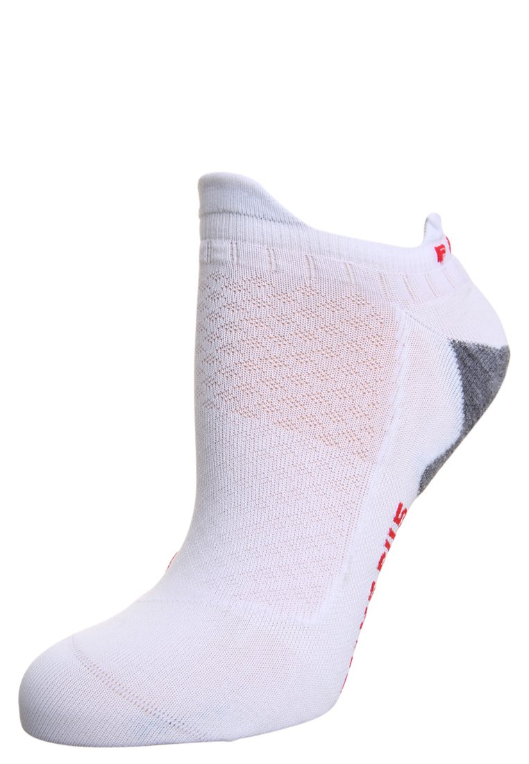 Calcetín deportivo blanco con acentos grises, que presenta áreas de malla transpirable y letras de la marca en rojo. Diseño corto hasta el tobillo para un ajuste ceñido.