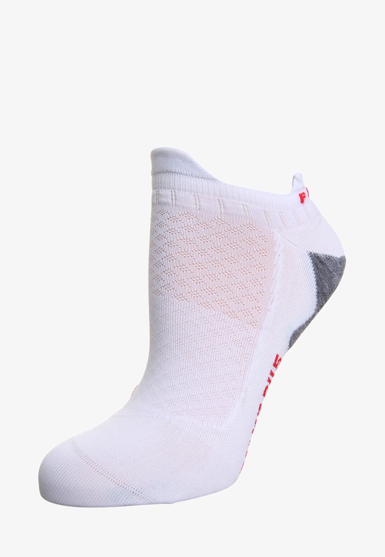 Weiße Sportsocke mit grauen Akzenten, die atmungsaktive Netzbereiche und rote Markenbeschriftung aufweist. Kurzes Knöchel-Design für eine enge Passform.