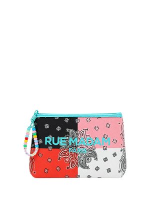 Piccola pochette rettangolare con motivi bandana rossi, neri, rosa e bianchi, cerniera blu e tirazip colorato con perline. "Rue Madam Paris" testo in blu.