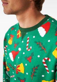 Maglione natalizio verde con una stampa giocosa di cappelli di Babbo Natale, bastoncini di zucchero, agrifoglio, campane e regali, con un colletto a costine.