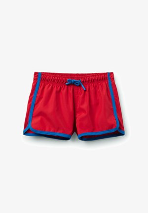 Røde badeshorts med blå kant og blå snøre, elastik i taljen og sidelommer, vist på hvid baggrund.