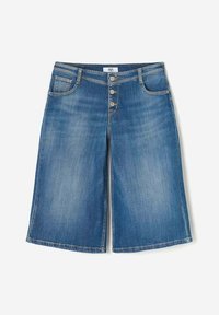 Shorts en denim bleu clair, présentant un design à jambes larges, cinq poches, et une fermeture à bouton avec trois boutons.