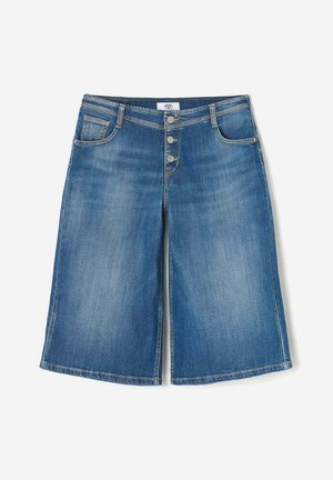 Shorts culotte in denim blu chiaro, con un design a gamba larga, cinque tasche e una chiusura con bottoni a pressione composta da tre bottoni.