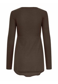 Καφέ μακρυμάνικη μπλούζα με ριμπ ύφανση, λαιμόκοψη σε σχήμα scoop, εφαρμοστή γραμμή και καμπυλωτό κάτω μέρος. Η υφή του υφάσματος φαίνεται απαλή και ελαστική.