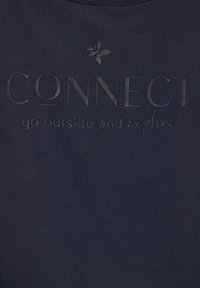 Dunkelblauer Sweatshirt mit erhabenen Texten "CONNECT" und "gehe nach draußen und erkunde", mit einem kleinen Blätterdetail über der Schrift.