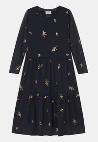 Marineblauwe langemouwenjurk met doorschijnende mouwen, gelaagde rok en verspreide gouden bloemmotieven over de hele jurk.