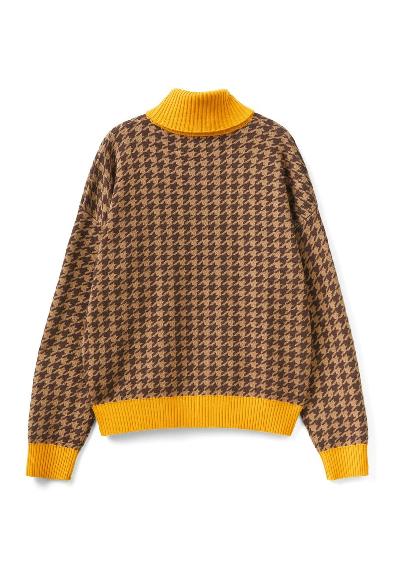 Brązowy i żółty sweter w kratę houndstooth z prążkowanym żółtym golfem i mankietami. Luźny krój z teksturowanym materiałem oraz opuszczonymi ramionami.