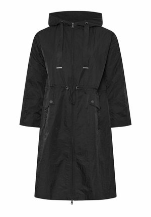 Sort lang regnfrakke med hætte, lynlås foran, justerbar snøre i taljen og lommer med klap og trykknap.