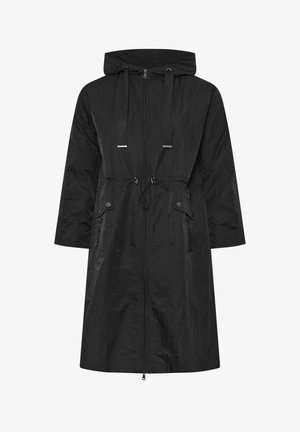 Sort lang regnfrakke med hætte, lynlås foran, justerbar snøre i taljen og lommer med klap og trykknap.