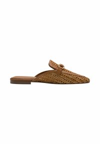 Chaussure slip-on tissée couleur sable avec un bout pointu, dotée d'une sangle décorative et d'une semelle plate ; fabriquée en cuir texturé et en matériaux synthétiques.