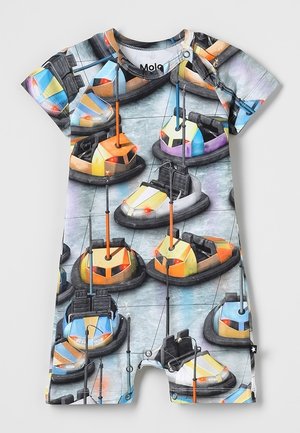 Børns kortærmede jumpsuit med farverigt bumperbilmønster i nuancer af blå, orange, gul og sort på en grå baggrund.