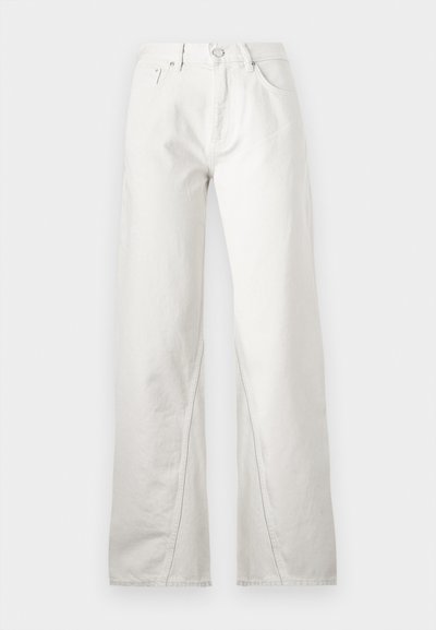 Jean blanc droit avec bouton sur le devant, fermeture éclair et design à cinq poches, présenté sur un fond clair uni.