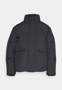 Daunenjacke aus dunkelgrauem Stoff mit Stehkragen, horizontalen Nahtlinien und seitlichen Taschen. Weiche Textur mit leichtem Design.