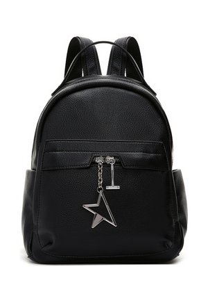 Zaino in pelle nera strutturata con tasca frontale con zip, cursore a cerniera a forma di stella argento e piccolo ciondolo a barra argentata, doppie spalline e manico superiore.