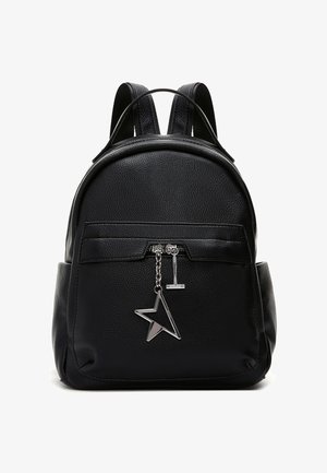 Sac à dos en cuir noir texturé avec poche avant zippée, tirette de fermeture éclair en forme d'étoile argentée et petit pendentif barre argenté, bretelles doubles et poignée supérieure.