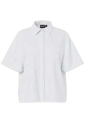 Camicia bianca a maniche corte con bottoni, colletto appuntito e due tasche sul petto, con l'etichetta "PIECES" all'interno del colletto.