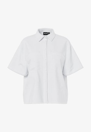 Camicia bianca a maniche corte con bottoni, colletto appuntito e due tasche sul petto, con l'etichetta "PIECES" all'interno del colletto.
